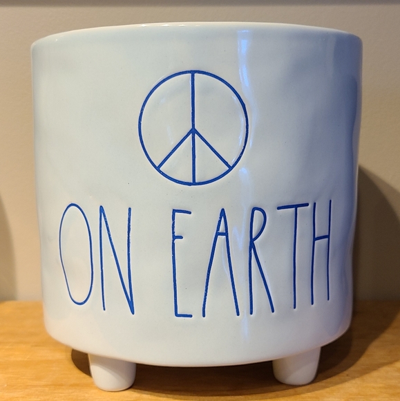 Peace on Earth planter - Picture 1 of 3